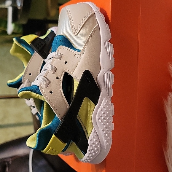 NWT Nike Sneakers - Picture 3 of 6